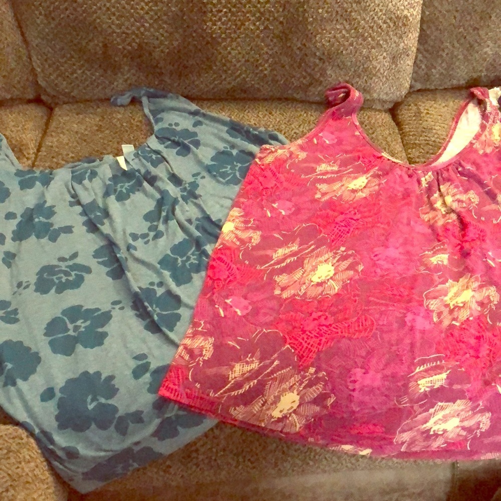 🎉4 for $20 2 old navy tanks
